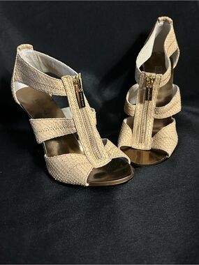 Michael Kors Berkeley T-Strap Beige & Gold Peep-Toe Heels with Front Zipper SZ 6